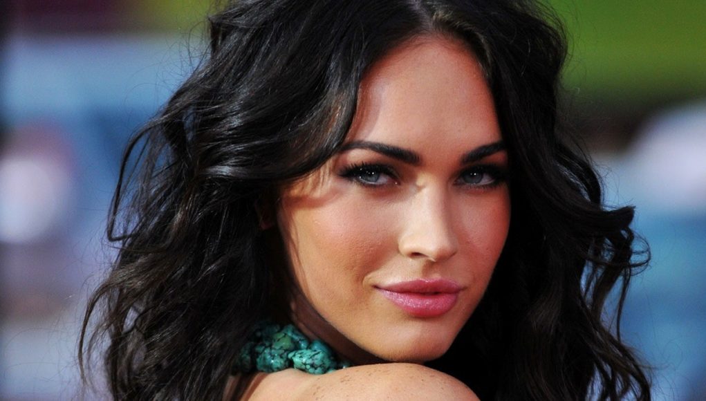 20 Rare Pictures Of People With Black Hair And Blue Eyes