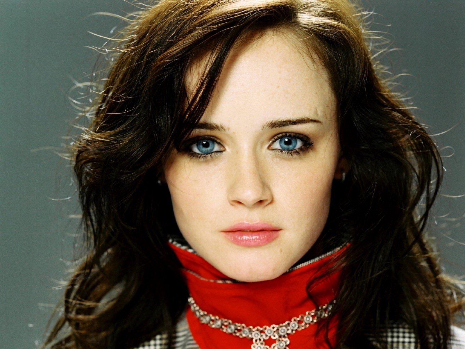 Dark-haired model with striking blue eyes - wide 6