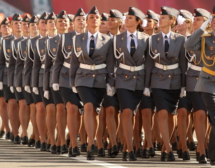 Фото девушки в форме военных лет