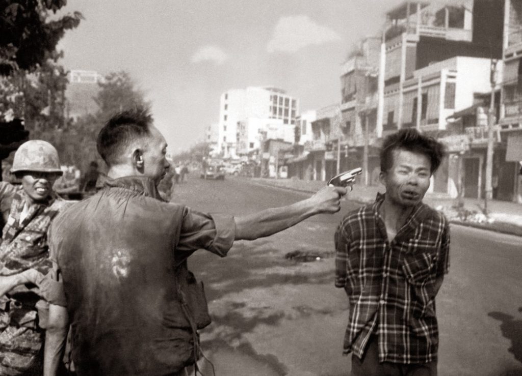 Saigon-Execution-Murder-of-a-Vietcong-by-Saigon-Police-Chief-1968