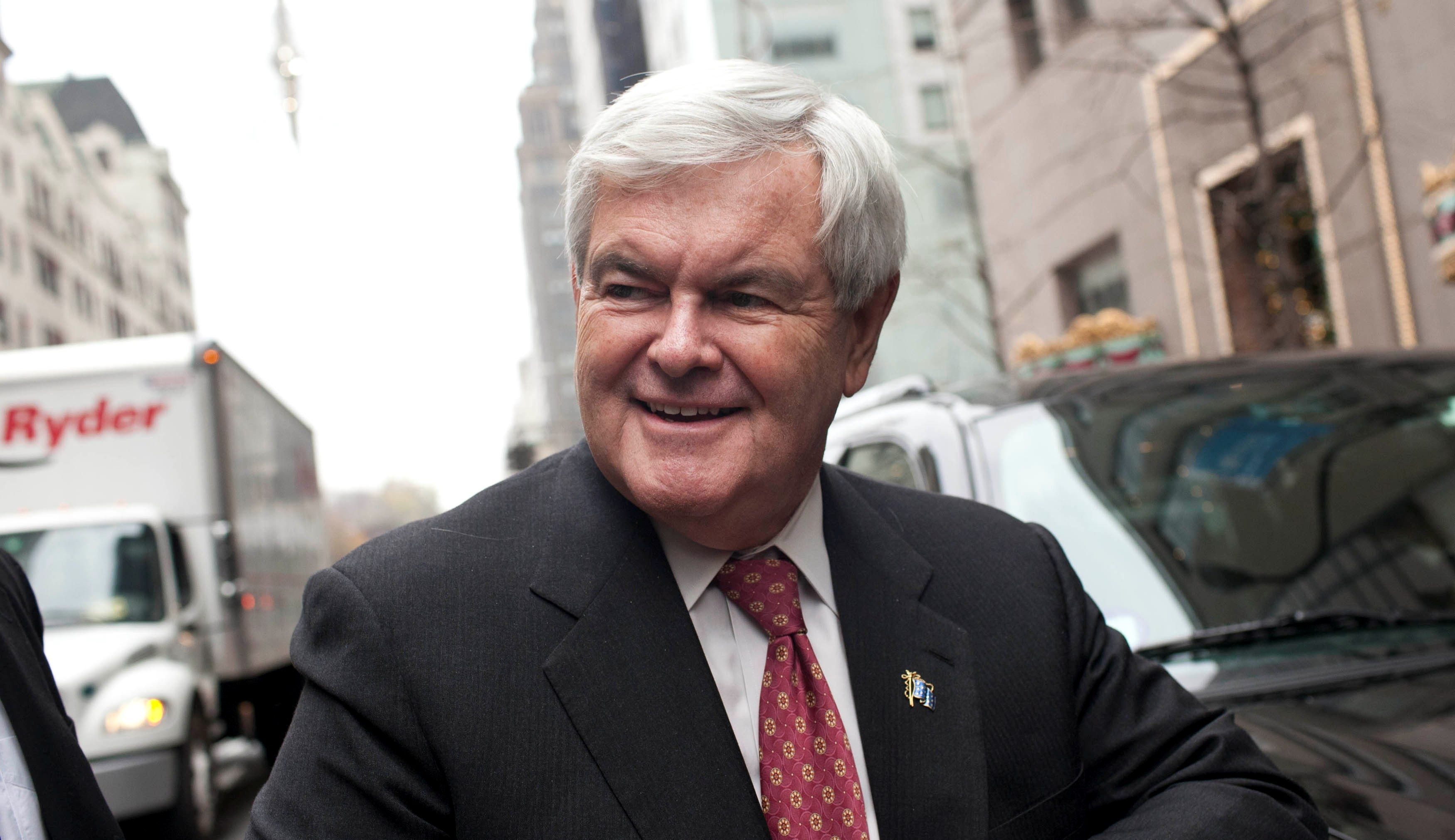 Republican presidential candidate Newt Gingrich walks into Trump Towers for a meeting with real estate investor Donald Trump on 5th Avenue in New York December 5, 2011. REUTERS/Andrew Burton (UNITED STATES - Tags: POLITICS ELECTIONS)
