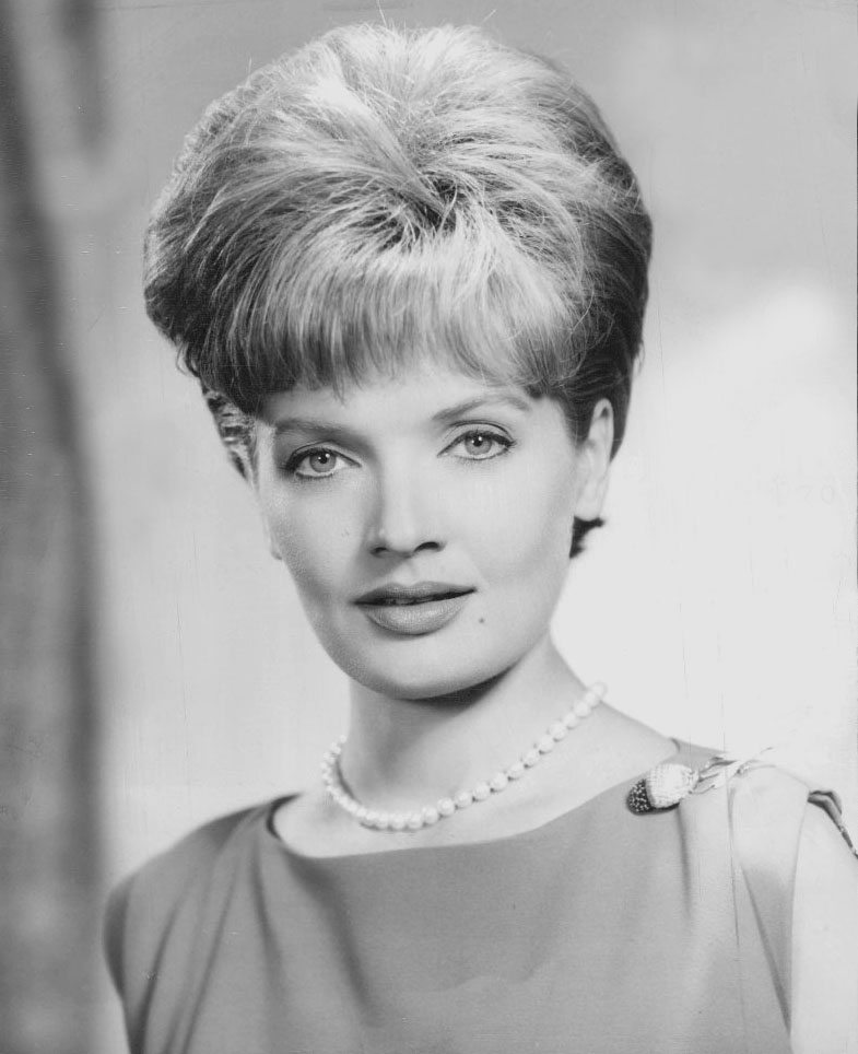 Brady Bunch’s Mom Florence Henderson Dies At 82.